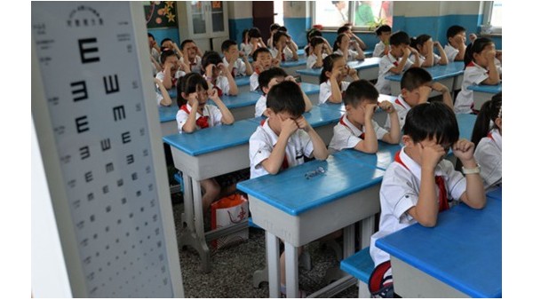 為學生眼睛“減負”！中小學校要打造教室優質照明光環境